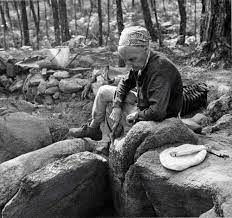 Vera Leisner durante la excavación de una tumba megalítica en Portugal (Foto Juan Jiménez Salmerón, 1969).